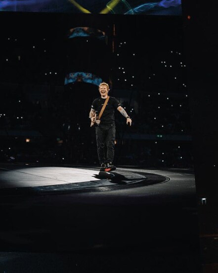 Ed sheeran visit to mumbai for performance met school students bollywood stars shahrukh khan ayushmann khurrana armaan malik gauri khan farah khan