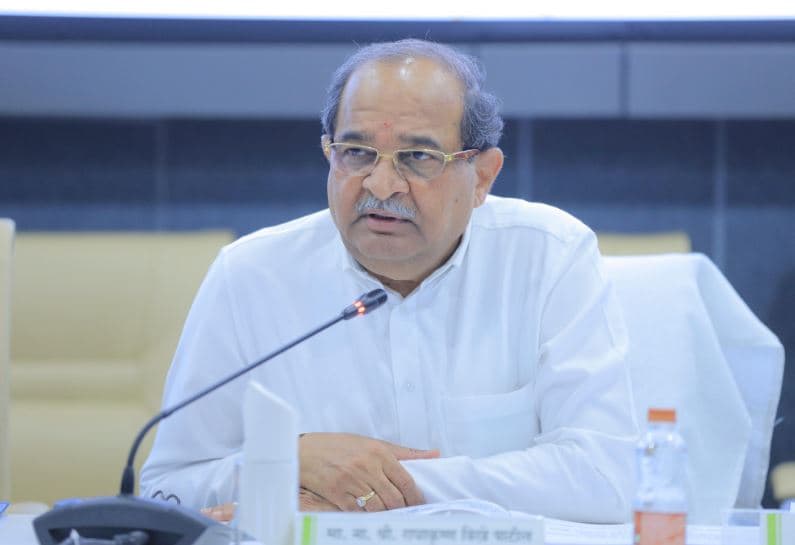 लोकसभेला किती जागा देणा हे आम्हाला सांगावे, अन्यथा आम्ही महायुतीतून बाहेर पडू, असा इशारा बच्चू कडू यांनी दिलाय.