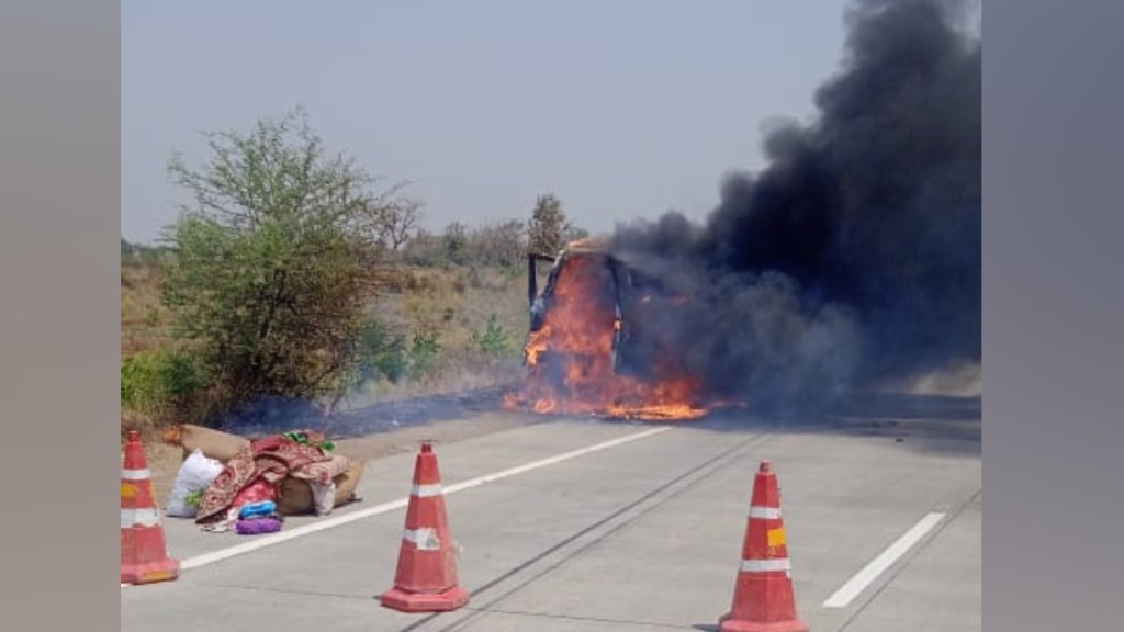 yavatmal, Running Car, Catches Fire, Nagpur Tuljapur National Highway, Near Kalamb,