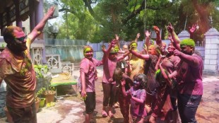 youths celebrate rang panchami with enthusiasm in solapur zws
