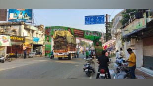 chandrapur, Truck stuck, welcome board, MLA kishor Jorgewar, traffic jam, politics,