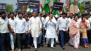 March on behalf of Congress to Collector office to demand water for Sangli due to drought condition