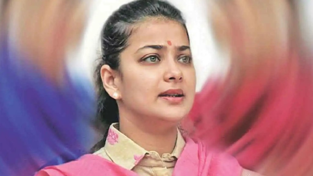 Attack on MLA Praniti Shinde car near Pandharpur