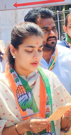 praniti shinde solapur lok sabha candidate _ 5