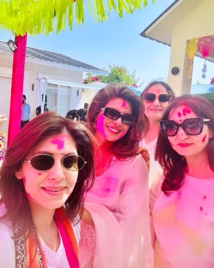 priyanka-chopra-nick-jonas-malti-marie-holi-in-india