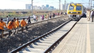 The vigilance of the workers before the train crossed the crooked track at Mira Road railway station prevented an accident