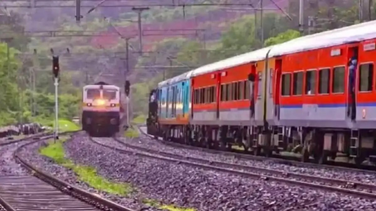 railway services disrupted between Pune Mumbai due to technical glitches in lonavala