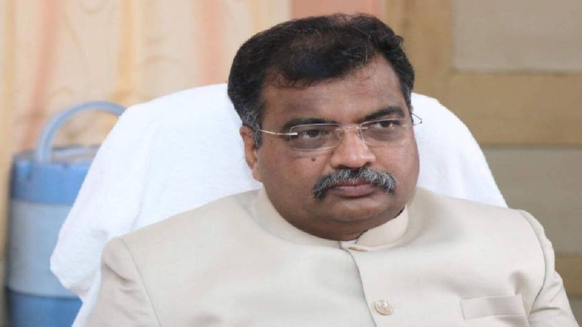 pune, Pwd Minister, ravindra chavan, Report Potholes, Online App, Discontinued, Urges Citizens,