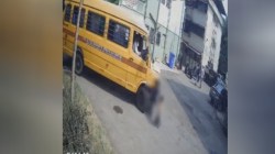 वसई: शालेय बसच्या धडकेत दोन चिमुकल्या बहिणी जखमी; सीसीटीव्ही मध्ये अपघाताचा थरार