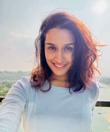 shraddha kapoor flaunts necklace with R pendant