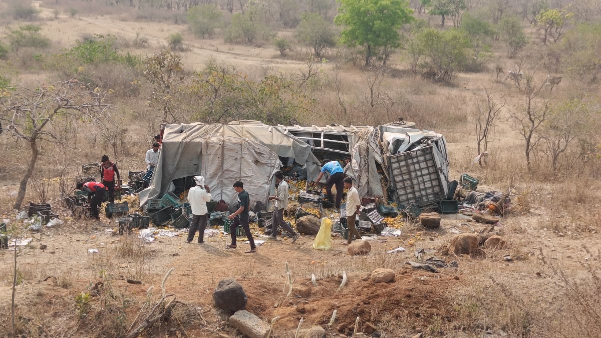 orange cargo truck overturned at Buldhana