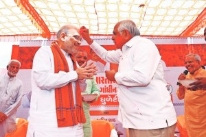 various political leaders celebrate holi festival