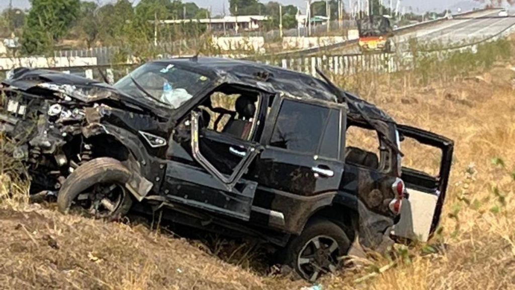 Accident on Samriddhi highway in Sinnar taluka two dead three seriously