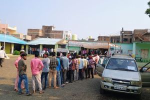 Technical failure in voting machines at some places in Amravati queue at polling stations