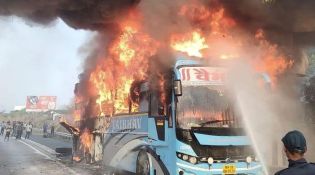 private passenger bus caught fire on the Mumbai Pune Expressway