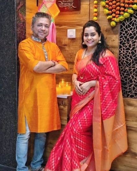गेल्या कित्येक वर्षांपासून मंदार चोळकर मालिका, नाटक, चित्रपटासाठी गाणी लिहित आहेत.