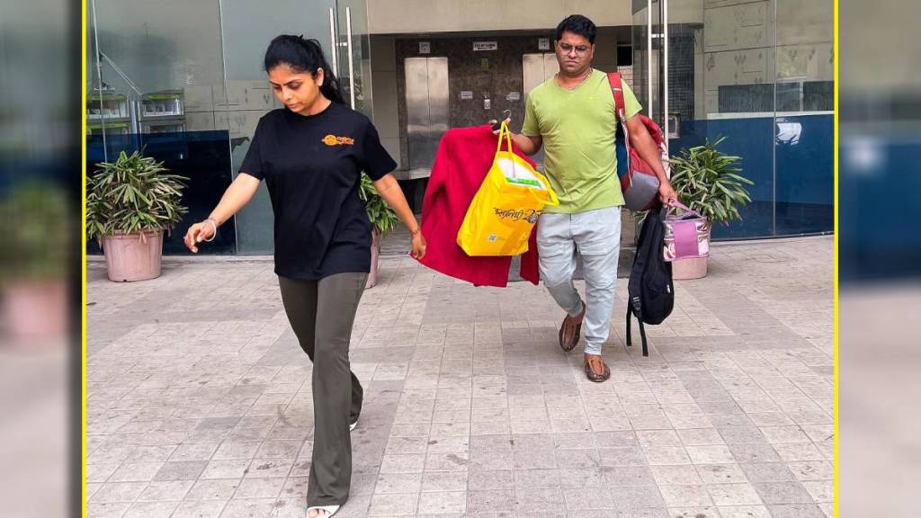 Marathi actor Kushal Badrike funny photo with wife sunayna badrike