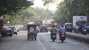 Potholes on Mangalwar Bazar flyover road in nagpur
