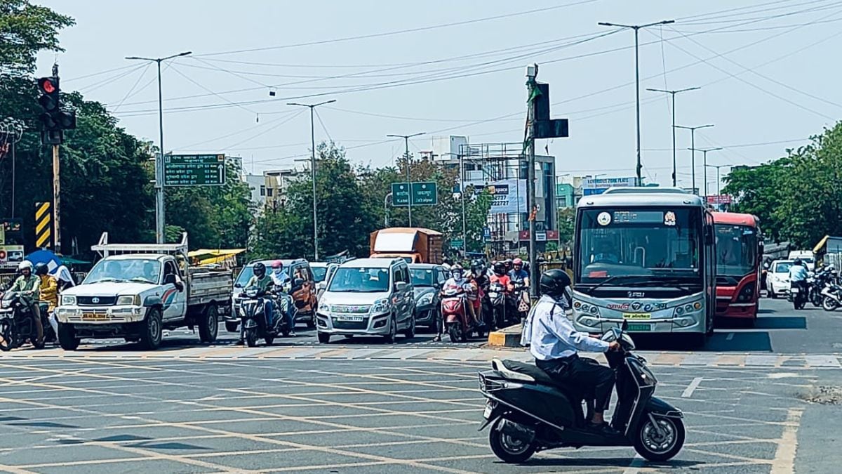 Mankapur Chowk is becoming a black spot for accidents