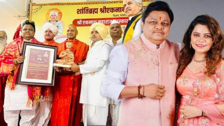 singer kartiki gaikwad father pandit kalyanji gaikwad awarded shri sant eknath maharaj swar martand from govind giri maharaj