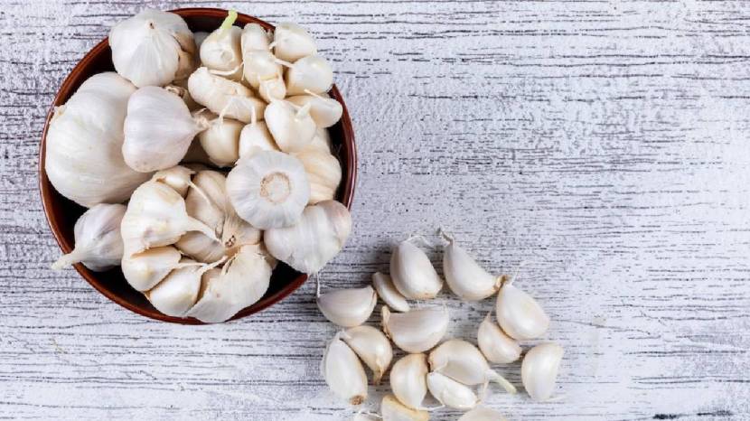 Can eating raw garlic reduce cholesterol Read what the experts say 100 gram garlic contains these nutrients 