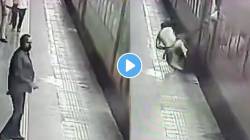 धावत्या ट्रेनमध्ये चढण्याचा जीवघेणा खेळ; प्रवाशाचा तोल गेला अन्…. CCTV मध्ये कैद झाली घटना