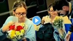 VIDEO: तिचा प्रवास ठरला खास! आधी दिलं गुलाब, नंतर दिली चिट्ठी… ‘तरुणाचा’ दयाळूपणा पाहून तुमचेही मन भारावेल