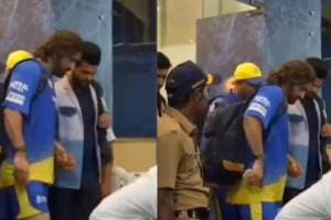 Suresh Raina Helps Limping ms dhoni Viral Video