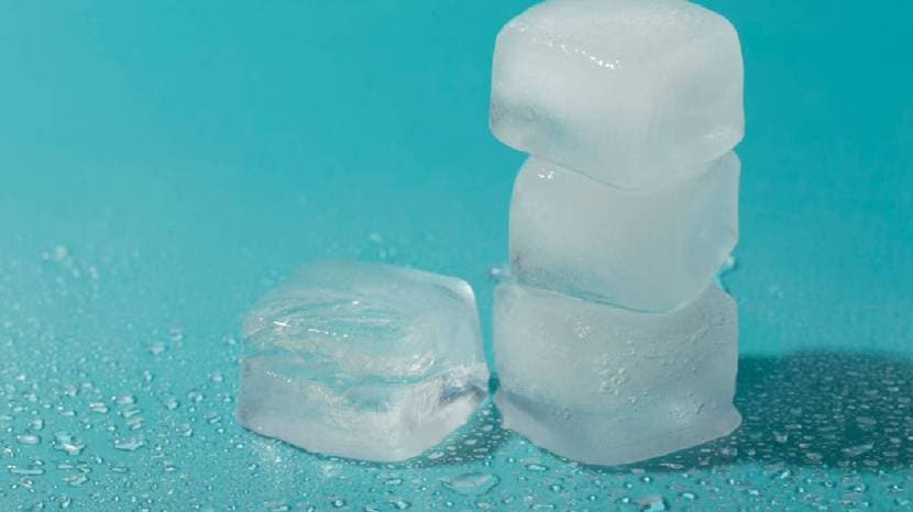 How Many Times And How to do ice Water facials to tighten the skin Here Are Few Easy Steps 