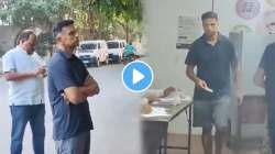 राहुल द्रविडच्या मतदान केंद्रावरील ‘त्या’ कृतीने जिंकली नेटिझन्सची मनं; VIDEO पाहून युजर्स म्हणाले, “साधेपणा…”