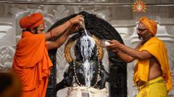 Ram Navami : प्रभू रामाच्या मूर्तीवर दुग्धाभिषेक! अयोध्येतल्या मंदिरातील रामलल्लाचं मूळ रुप दर्शन