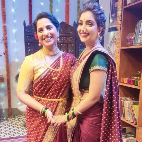 अशातच ‘आई कुठे काय करते’ मालिकेची संध्याकाळची वेळ बदलण्यात आली. १८ मार्चपासून संध्याकाळी ७.३० वाजता ऐवजी दुपारी २.३० वाजता मालिका प्रसारित होऊ लागली आहे. (फोटो सौजन्य - मधुराणी प्रभुलकर इन्स्टाग्राम)