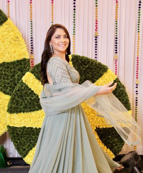Sonalee Kulkarni Navri Mile Hitlerla