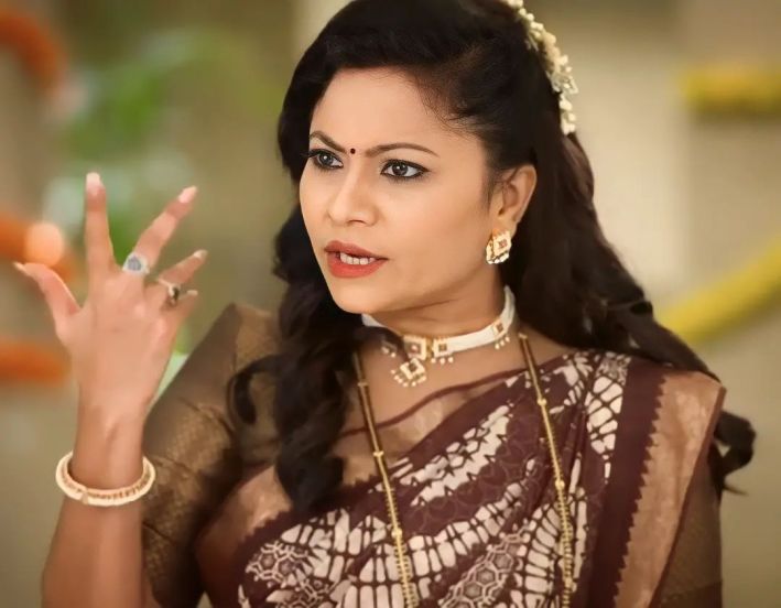 Mazhi Tuzhi Reshimgaath fame actress swati deval start new hotel with husband tushar deval photo viral 