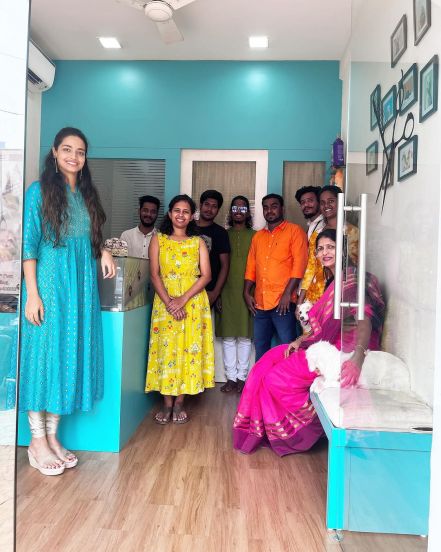 दादरमधील गोखले रोड येथे वल्लरीचं पेट ग्रुमिंग सलून आहे.