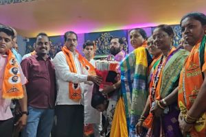 women office bearers of Thackeray group in Kalyan join Shindes Shiv Sena