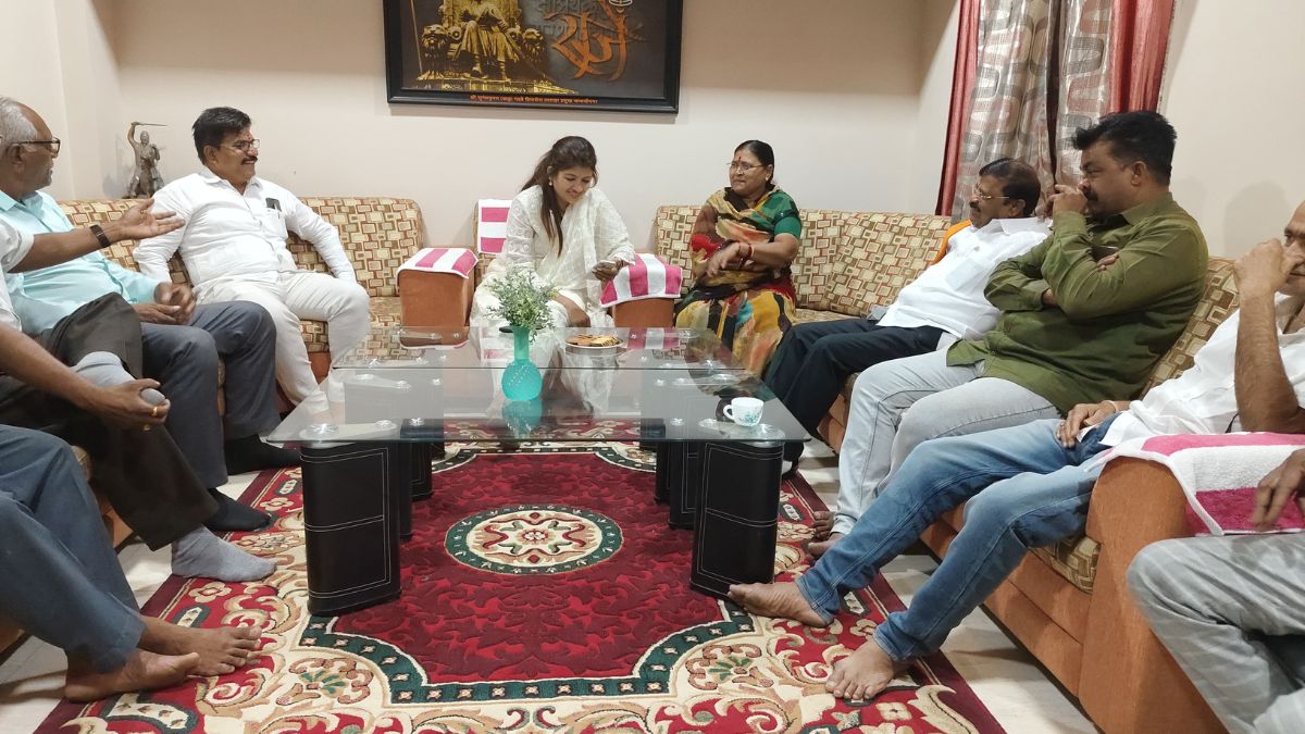 Vijayraj Shinde from Buldhana come to Nagpur to discuss with Chandrasekhar Bawankule