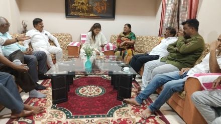 Vijayraj Shinde from Buldhana come to Nagpur to discuss with Chandrasekhar Bawankule