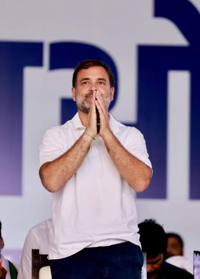राहुल गांधींनी यावेळी महालक्ष्मी योजनेची घोषणा केली. या माध्यमातून प्रत्येक कुटुंबाची यादी तयार करून एका महिलेच्या नावावर बँक खात्यात वर्षाला एक लाख रुपये देण्यात येतील.
