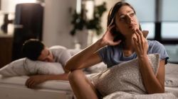 Sleep Divorce म्हणजे काय? जोडप्यांनी रात्री वेगळं झोपण कितपत फायदेशीर?