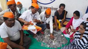 Yavatmal Candidates bring huge bag full of coins