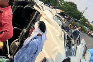 husband wife killed 6 injured in road accident