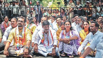 Dhangekar Kolhe and supriya Sule sat in front of the stage in the hot sun.