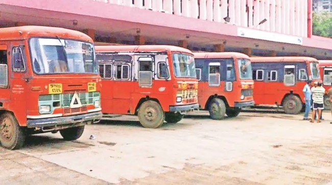 rod attack on st bus conductor marathi news