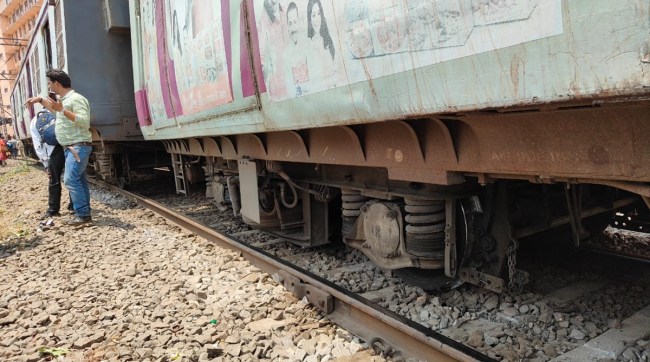 mumbai local train derailed marathi news