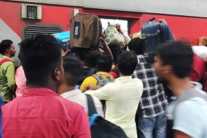 pune railway station marathi news, pune station crowd marathi news