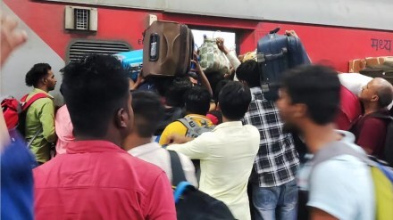 pune railway station marathi news, pune station crowd marathi news