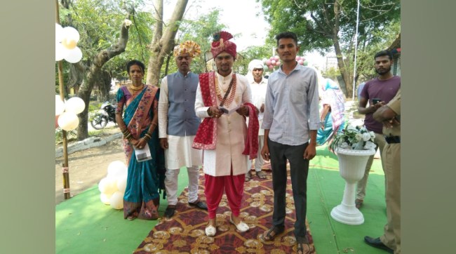 Chandrapur Lok Sabha Constituency, groom voted first, marriage ceremony, first vote then marriage, 18 percent voting till 11 am, chandrapur polling news, polling day,