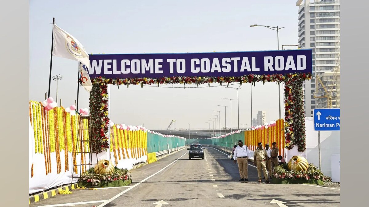 Mumbai Coastal Road, Cracks Appear, Controversy Over Traffic Flow, Pedestrian Walkway, bmc, hajiali Pedestrian subway, Pedestrian subway flood in mumbai,