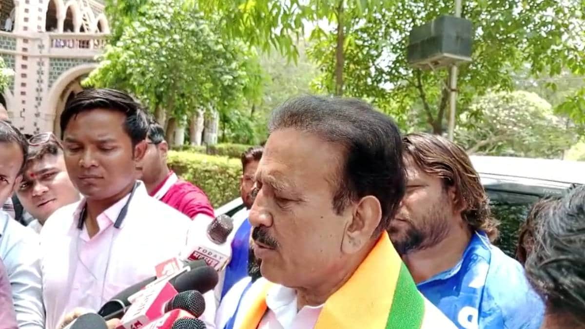 sanjay raut spoke offensive and derogatory manner about female candidate navneet rana says girish mahajan